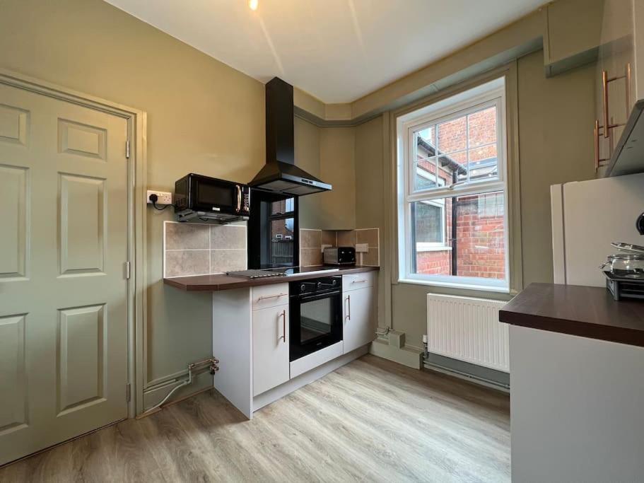 Apartment The Rose- Grd Floor, 2-5 Beds, Smarttv, Uni, Tram, M250 Fibre *