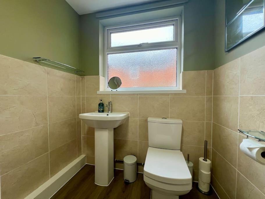 The Rose- Grd Floor, 2-5 Beds, Smarttv, Uni, Tram, M250 Fibre Apartment Nottingham